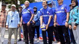 Aceng Syuhud, Saeful Bachri serta M. Haikuki mendapingi Wakil Ketua Umum DPP Partai Demokrat Dede Yusuf membuka turnamen Bola voli AHY MACAN CUP 2026, soreang - Sabtu (13/9/2026). 