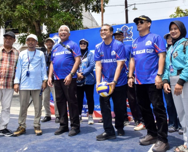 Aceng Syuhud, Saeful Bachri serta M. Haikuki mendapingi Wakil Ketua Umum DPP Partai Demokrat Dede Yusuf membuka turnamen Bola voli AHY MACAN CUP 2026, soreang - Sabtu (13/9/2026). 