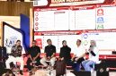 Ketua Tim Advokasi Direktorat Badan Usaha Ditjen AHU Kemenkum Fitra Kadarina (ketiga dari kanan) saat memberikan keterangan pada kegiatan Festival AHU Berdampak di Kota Bandung, Jawa Barat, Senin (31/8/2026). 