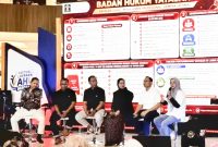 Ketua Tim Advokasi Direktorat Badan Usaha Ditjen AHU Kemenkum Fitra Kadarina (ketiga dari kanan) saat memberikan keterangan pada kegiatan Festival AHU Berdampak di Kota Bandung, Jawa Barat, Senin (31/8/2026). 