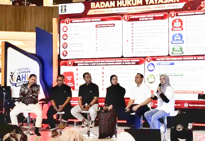 Ketua Tim Advokasi Direktorat Badan Usaha Ditjen AHU Kemenkum Fitra Kadarina (ketiga dari kanan) saat memberikan keterangan pada kegiatan Festival AHU Berdampak di Kota Bandung, Jawa Barat, Senin (31/8/2026). 