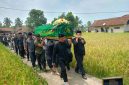 USUNG KERANDA - Gubernur Jawa Barat Dedi Mulyadi turut menggotong keranda jenazah Kanaya vokalis grup musik Emka 9 menuju tempat pemakaman keluarga, tepatnya di Kampung Kampung Mekarsari, RT 01/05, Desa Sukajadi, Cisayong, Kabupaten Tasikmalaya, Jawa Barat, Minggu (13/9/2026).