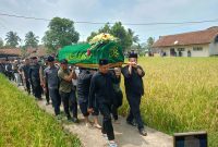 USUNG KERANDA - Gubernur Jawa Barat Dedi Mulyadi turut menggotong keranda jenazah Kanaya vokalis grup musik Emka 9 menuju tempat pemakaman keluarga, tepatnya di Kampung Kampung Mekarsari, RT 01/05, Desa Sukajadi, Cisayong, Kabupaten Tasikmalaya, Jawa Barat, Minggu (13/9/2026).