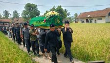 USUNG KERANDA - Gubernur Jawa Barat Dedi Mulyadi turut menggotong keranda jenazah Kanaya vokalis grup musik Emka 9 menuju tempat pemakaman keluarga, tepatnya di Kampung Kampung Mekarsari, RT 01/05, Desa Sukajadi, Cisayong, Kabupaten Tasikmalaya, Jawa Barat, Minggu (13/9/2026).