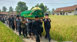 USUNG KERANDA - Gubernur Jawa Barat Dedi Mulyadi turut menggotong keranda jenazah Kanaya vokalis grup musik Emka 9 menuju tempat pemakaman keluarga, tepatnya di Kampung Kampung Mekarsari, RT 01/05, Desa Sukajadi, Cisayong, Kabupaten Tasikmalaya, Jawa Barat, Minggu (13/9/2026).