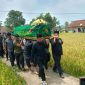 USUNG KERANDA - Gubernur Jawa Barat Dedi Mulyadi turut menggotong keranda jenazah Kanaya vokalis grup musik Emka 9 menuju tempat pemakaman keluarga, tepatnya di Kampung Kampung Mekarsari, RT 01/05, Desa Sukajadi, Cisayong, Kabupaten Tasikmalaya, Jawa Barat, Minggu (13/9/2026).