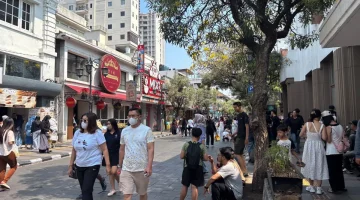 Warga menikmati suasana Car Free Day (CFD) di kawasan Dago, Buahbatu, dan Braga Beken yang kembali digelar Pemerintah Kota Bandung, Minggu (4/10/2026). /Humas Kota Bandung . 