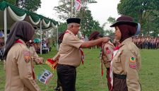Ketua Harian Kwarcab Kabupaten Bandung, H. Saeful Bachri, S.H. MAP, saat pembukaan Lomba Tingkat III (LT-III) Gerakan Pramuka Kabupaten Bandung 2026 di Perkemahan Pondok Pesantren Al-Mukhlis Cangkuang, Jumat (9/10/2026) petang. 
