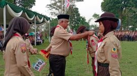 Ketua Harian Kwarcab Kabupaten Bandung, H. Saeful Bachri, S.H. MAP, saat pembukaan Lomba Tingkat III (LT-III) Gerakan Pramuka Kabupaten Bandung 2026 di Perkemahan Pondok Pesantren Al-Mukhlis Cangkuang, Jumat (9/10/2026) petang. 