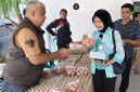 Anggota DPRD Provinsi Jawa Barat Dapil Jabar II membagikan telor kepada warga usai menggelar acara Pengawasan Penyelenggaraan Pemerintahan di Baleendah, Sabtu (17/10/2026). 