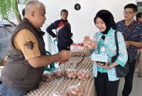 Anggota DPRD Provinsi Jawa Barat Dapil Jabar II membagikan telor kepada warga usai menggelar acara Pengawasan Penyelenggaraan Pemerintahan di Baleendah, Sabtu (17/10/2026). 
