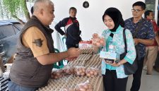 Anggota DPRD Provinsi Jawa Barat Dapil Jabar II membagikan telor kepada warga usai menggelar acara Pengawasan Penyelenggaraan Pemerintahan di Baleendah, Sabtu (17/10/2026). 