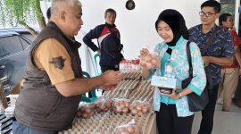 Anggota DPRD Provinsi Jawa Barat Dapil Jabar II membagikan telor kepada warga usai menggelar acara Pengawasan Penyelenggaraan Pemerintahan di Baleendah, Sabtu (17/10/2026). 