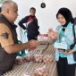 Anggota DPRD Provinsi Jawa Barat Dapil Jabar II membagikan telor kepada warga usai menggelar acara Pengawasan Penyelenggaraan Pemerintahan di Baleendah, Sabtu (17/10/2026). 