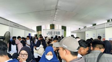 Sebanyak 11 perusahaan turut berpartisipasi dengan menawarkan lebih dari 300 lowongan pekerjaan bagi para pencari kerja dalam Job Fair 2026 ke-4 yang digelar Disnakertrans Kabupaten Bandung