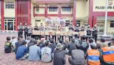 Polresta Bandung Bersama Polda Jabar dan Instansi Terkait Tindak Tegas Peredaran Minuman Keras, 385 Botol Berbagai Jenis Berhasil Diamankan di Soreang dan Katapang