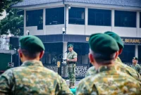 Pangkostrad Letjen TNI Iwan Setiawan memimpin upacara bendera bulanan 17-an di Markas Kostrad, Gambir, Jakarta, Senin (19/10). (Foto: Dok. Penkostrad)