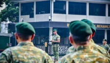 Pangkostrad Letjen TNI Iwan Setiawan memimpin upacara bendera bulanan 17-an di Markas Kostrad, Gambir, Jakarta, Senin (19/10). (Foto: Dok. Penkostrad)