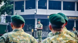 Pangkostrad Letjen TNI Iwan Setiawan memimpin upacara bendera bulanan 17-an di Markas Kostrad, Gambir, Jakarta, Senin (19/10). (Foto: Dok. Penkostrad)