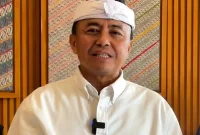 HERMAN SURYATMAN – Sekretaris Daerah Jawa Barat, Herman Suryatman, mendorong penguatan kolaborasi lintas sektor guna menjamin setiap anak usia sekolah tetap mendapatkan hak pendidikan. Sebagai langkah konkret, Pemerintah Provinsi Jawa Barat berencana membentuk tim khusus untuk menelusuri anak-anak yang tidak bersekolah hingga ke tingkat desa dan kelurahan, dengan melibatkan camat, kepala desa, serta lurah.