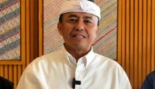 HERMAN SURYATMAN – Sekretaris Daerah Jawa Barat, Herman Suryatman, mendorong penguatan kolaborasi lintas sektor guna menjamin setiap anak usia sekolah tetap mendapatkan hak pendidikan. Sebagai langkah konkret, Pemerintah Provinsi Jawa Barat berencana membentuk tim khusus untuk menelusuri anak-anak yang tidak bersekolah hingga ke tingkat desa dan kelurahan, dengan melibatkan camat, kepala desa, serta lurah.