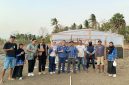 Tim PMKI ITB Jeneponto bersama masyarakat dan mitra di depan rumah garam tunnel di Kelurahan Pallengu, Kecamatan Bangkala, Kabupaten Jeneponto.