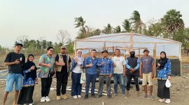 Tim PMKI ITB Jeneponto bersama masyarakat dan mitra di depan rumah garam tunnel di Kelurahan Pallengu, Kecamatan Bangkala, Kabupaten Jeneponto.