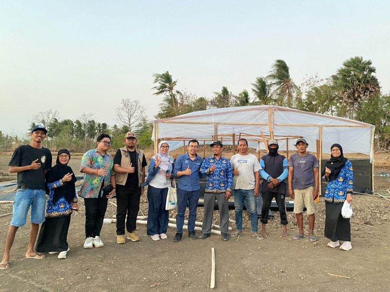Tim PMKI ITB Jeneponto bersama masyarakat dan mitra di depan rumah garam tunnel di Kelurahan Pallengu, Kecamatan Bangkala, Kabupaten Jeneponto.