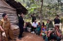 Bupati Bandung Barat, Jeje Ritchie Ismail saat bercengkrama bersama warga di lokasi terpencil. (hendra/radar bandung)
