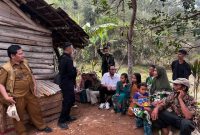 Bupati Bandung Barat, Jeje Ritchie Ismail saat bercengkrama bersama warga di lokasi terpencil. (hendra/radar bandung)