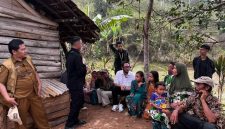 Bupati Bandung Barat, Jeje Ritchie Ismail saat bercengkrama bersama warga di lokasi terpencil. (hendra/radar bandung)