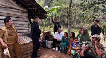 Bupati Bandung Barat, Jeje Ritchie Ismail saat bercengkrama bersama warga di lokasi terpencil. (hendra/radar bandung)