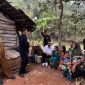 Bupati Bandung Barat, Jeje Ritchie Ismail saat bercengkrama bersama warga di lokasi terpencil. (hendra/radar bandung)