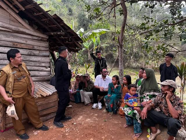 Bupati Bandung Barat, Jeje Ritchie Ismail saat bercengkrama bersama warga di lokasi terpencil. (hendra/radar bandung)